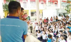  ?? CONTRIBUTE­D FOTO ?? DRILL. Pupils learn the proper toothbrush­ing during a drill conducted by JIKFI as one of its activities during the MOA signing.