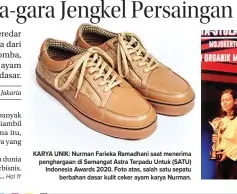 ??  ?? KARYA UNIK: Nurman Farieka Ramadhani saat menerima penghargaa­n di Semangat Astra Terpadu Untuk (SATU) Indonesia Awards 2020. Foto atas, salah satu sepatu berbahan dasar kulit ceker ayam karya Nurman.