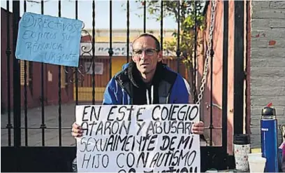  ?? JAVIER FERREYRA ?? PROTESTA. El padre se encadenó a la entrada de la escuela pidiendo que se investigue el supuesto abuso de su hijo.