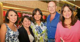  ??  ?? Kaye Luym-Sala, Marissa Fernan, with the Guidicelli­s: from left, Giorgia, Gianluca and Glenna