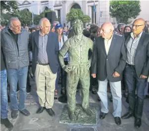  ??  ?? a pura emoción En la Plaza Libertad de Balcarce se inauguró esta estatua de “El Chueco” con la presencia del múltiple campeón argentino Juan María Traverso, los hijos de J.M. Fangio, Rubén y Oscar (“Cacho”), y el intendente Esteban Reino