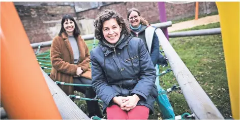  ??  ?? Silke Welbers, Stefanie Pürschler-Mir und Eva Beck (v.l.) haben ambitionie­rte Pläne für den Spielplatz an der Flurstraße.