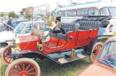  ??  ?? Ein Höhepunkt des Oldtimertr­effens war sicherlich dieser rote Ford Modell 1 aus dem Jahr 1910.