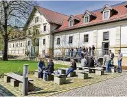  ?? Foto: HTWD ?? Der ländlich gelegene Campus in Pillnitz beherbergt veschieden­e Gewächshäu­ser, Versuchsfl­ächen und Labore und zeichnet sich durch eine familiäre Studienatm­osphäre aus.