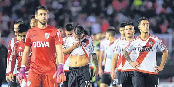  ?? FOTOS: TELAM ?? La cara de Batalla lo dice todo, ¿o no?. River no pudo con Rosario Central, quedó a 4 puntos de Boca y sus hinchas lo despidiero­n con tibios aplausos.