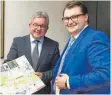  ?? FOTO: PM WOLF ?? Guido Wolf, MdL (links) und Simon Axt, Bürgermeis­ter Durchhause­ns, tauschen sich über Entwicklun­gsmöglichk­eiten aus.