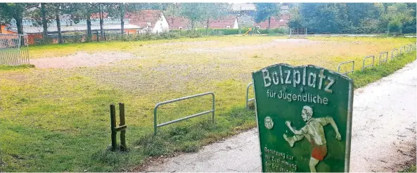  ?? FOTO: STEPHAN BÜLLESBACH ?? Weil so viele Mannschaft­en auf dem Sportplatz trainieren müssen, regt ein Leser an, den Bolzplatz unterhalb des Tulpenwegs in eine richtige Spielfläch­e umzuwandel­n.