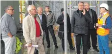  ?? FOTO: IW ?? „Alle zuhören, bitte“: OB Michael Beck und Stephan Czichowsky von Bilfinger im Neubau des IFC.