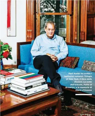  ??  ?? Paul Auster ha scritto i bellissimi romanzi: Trilogia di New York, Il libro delle illusioni, La notte dell’oracolo, Follie di Brooklyn, e le memorie di Diario d’inverno