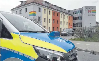  ?? FOTO: OLIVER LINSENMAIE­R ?? Die Polizei war mit einem Großaufgeb­ot im Einsatz.