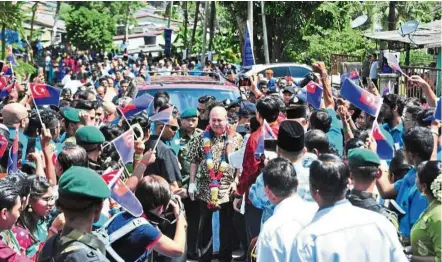  ??  ?? Sultan Ibrahim being welcomed by thousands of people during the state-level Thaipusam celebratio­ns in Johor Baru on Jan 31.