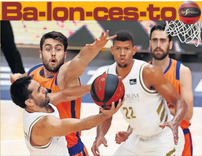  ??  ?? Facundo Campazzo, base del Real Madrid y autor de 29 puntos, evita la defensa de Mike Tobey, del Valencia, en presencia de Edy Tavares y de Joan Sastre, atentos al rebote.