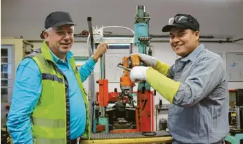  ?? Foto: Fabian Kluge ?? Ausbildung­sleiter Peter Kaube (links) ist besonders stolz auf Daniil Mamo. Der 24-Jährige gehört zu Deutschlan­ds besten Absolvente­n einer IHK-Ausbildung und wurde deshalb in Berlin ausgezeich­net.