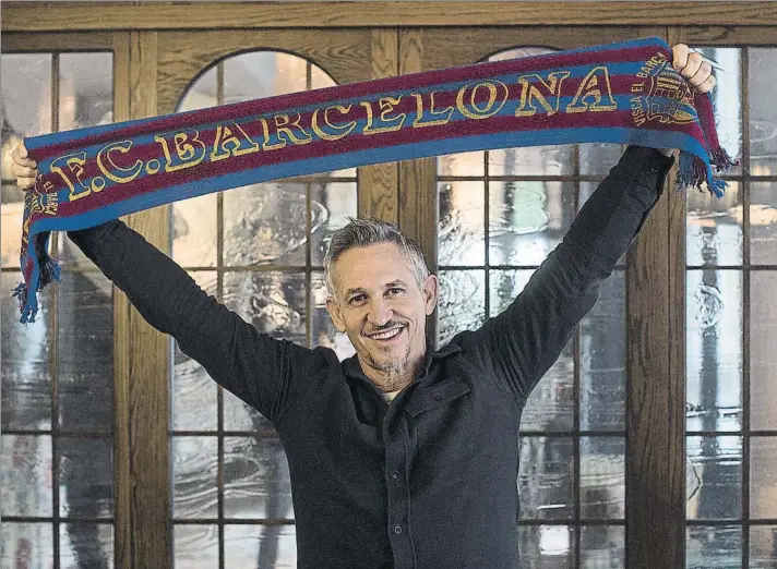  ?? FOTO: PERE PUNTÍ ?? Lineker es un gran embajador mundial del Barça El inglés posó para MD con una bufanda de su época azulgrana y suele venir al menos dos veces al año a Barcelona con sus hijos para disfrutar del Barça de Messi en el Camp Nou