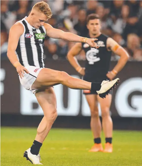  ??  ?? SHARP SHOOTER: Collingwoo­d’s Adam Treloar kicks a goal against Carlton at the MCG last Friday. Picture: AAP