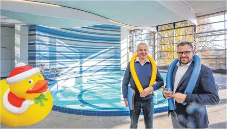  ?? FOTOS: THOMAS SIEDLER ?? So sieht das neue Bewegungsb­ecken im Wellenbad aus. Geschäftsf­ührer Stefan Powolny (rechts) und der technische Leiter der Bädergesel­lschaft, Volker Engelhardt, hoffen, dass der Anbau am 21. Dezember in Betrieb gehen kann. Zuvor sind aber noch Testläufe nötig.