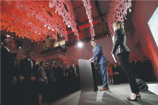  ??  ?? Le premier ministre Justin Trudeau et l’ambassadri­ce du Canada à Paris, Isabelle Hudon, dans la Gallery Room de la nouvelle ambassade, rue du Faubourg Saint-Honoré, à Paris, lundi. – La Presse canadienne: Sean Kilpatrick