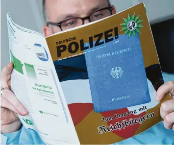  ?? Foto: Jochen Lübke, dpa ?? In einer Ausgabe der Zeitschrif­t „Deutsche Polizei“werden Tipps zum Umgang mit „Reichsbürg­ern“gegeben. Im Zuständigk­eits bereich der Kripo Neu Ulm gibt es etwa 100 solcher Leute, die den Staat ablehnen.