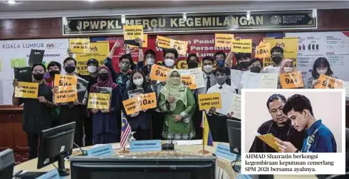  ?? ?? AHMAD Shazrazin berkongsi kegembiraa­n keputusan cemerlang SPM 2021 bersama ayahnya.
NORHAYATI (depan tengah) bergambar bersama Ahmad Shazrazin (enam dari kiri) dan pelajar cemerlang SPM 2021 selepas sidang media pengumuman rasmi keputusan Sijil Pelajaran Malaysia (SPM) 2021 di bilik mesyuarat Seri Utama Jabatan Pendidikan Wilayah
Persekutua­n Kuala Lumpur. - Gambar NSTP/HAZREEN MOHAMAD