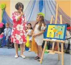  ?? FOTO: JULIA BAUMANN ?? Viele bunte Elfen hat Senay Aras gemalt. Erzieherin Federica La Creta ist begeistert von den Bildern der kleinen Künstlerin.