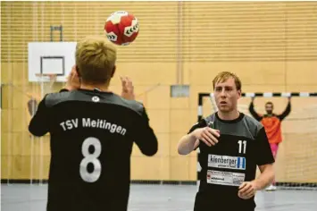  ?? Foto: Oliver Reiser ?? Zu viele technische Fehler erlaubten sich die Handball-Mannschaft­en des TSV Meitingen. Im Bild Simon Keller und Stefan Michel (von links).