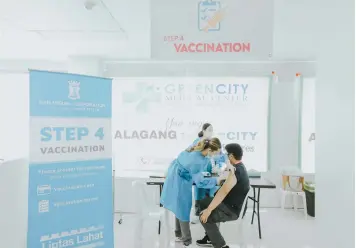  ?? LIGTAS LAHAT. (City of San Fernando Informatio­n Office) ?? SMC launched the 'Ligtas Lahat' s vaccinatio­n program at the GreenCity Medical Center in San Fernando.