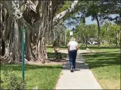  ?? PHOTOS BY LARRY AYDLETTE/THE PALM BEACH POST ?? The sidewalk trail through the middle of Palm Beach Shores.