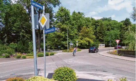  ?? Foto: Barbara Würmseher ?? Die breite Trichterfo­rm, die die Ziegelmoos­straße an der Kreuzung Lerchenweg hat, verführt dazu, die Kurve zu schneiden.