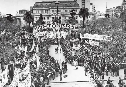  ??  ?? Postal setentista. La organizaci­ón Montoneros hace una demostraci­ón de fuerza en Plaza de Mayo.