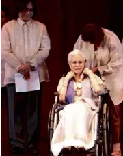  ??  ?? ARMIDA Siguion-Reyna receives medal from CCP head Emily Abrera, while son Carlos looks on.