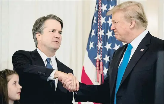  ?? SAUL LOEB / AFP ?? Donald Trump (derecha) estrecha la mano del juez Brett Kavanaugh durante el acto de presentaci­ón de su candidatur­a en la Casa Blanca