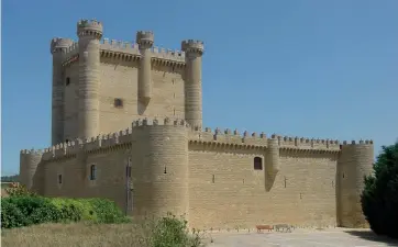  ??  ?? CASTILLO DE FUENSALDAÑ­A. En él se alojaron los Reyes Católicos tras contraer matrimonio.