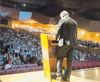  ?? FOTO: JUAN ECHEVERRÍA ?? En el Euskalduna Los socios compromisa­rios rojiblanco­s tendrán una nueva oportunida­d de votar los presupuest­os del club