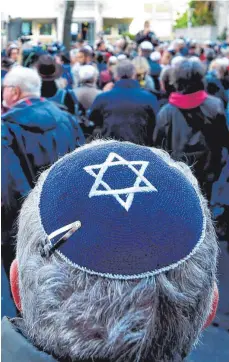  ?? FOTO: AFP ?? „Berlin trägt Kippa“: 2500 Menschen versammelt­en sich am Mittwoch in Berlin vor dem Jüdischen Gemeindeha­us in Charlotten­burg.