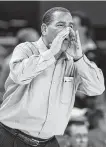  ?? Brett Coomer / Staff photograph­er ?? UH coach Kelvin Sampson gave a shout-out to Cougars fans for their help in putting together a 32-game home winning streak.