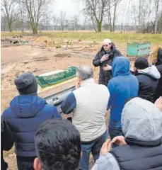  ??  ?? Alijah Dzananovic ist Imam und hält das Totengebet vor einem Sarg auf dem Landschaft­sfriedhof Gatow in Berlin-Spandau.