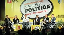  ??  ?? Festival della politica Brugnaro sul palco con il vicegovern­atore Forcolin