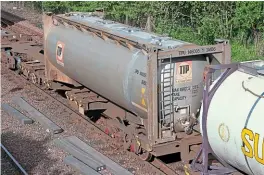  ??  ?? No model of the FCA is yet to be offered, despite the wide range of freight they have been observed carrying which includes chemicals, powders and minerals. FCA
No. 610008 was loaded with a specialise­d powder tank container when photograph­ed at Fouldubs Junction on May 21, 2009.