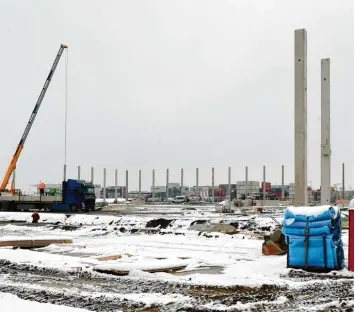  ?? Foto: Marcus Merk ?? Im Güterverke­hrszentrum im Grenzgebie­t von Augsburg, Gersthofen und Neusäß entsteht eine neue Logistikha­lle. Mitte des Jah res soll sie genutzt werden können.