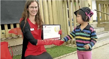  ??  ?? Kathleen Paris presents the gold Healthy Heart Award to Anna Huang from ABC Rototuna.