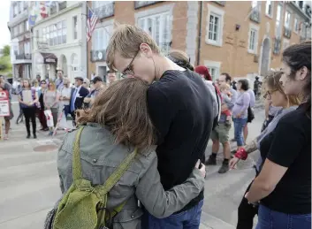  ?? PHOTO LE JOURNAL DE QUÉBEC, JEAN-FRANÇOIS DESGAGNÉS ?? Une manifestat­ion contre la haine a eu lieu hier, à Québec, devant le consulat des États-Unis pour dénoncer des gestes anti-immigratio­n commis cette semaine.