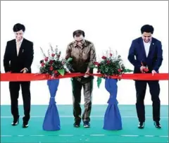  ?? AGRICULTUR­E MINISTRY ?? Agricultur­e minister Veng Sakhon (centre) cuts the ceremonial red ribbon to herald the opening of a $15 million factory in Kampong Speu province reportedly able to produce 180,000 tonnes of animal feed annually.