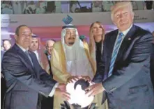 ?? AP ?? Acto. El presidente Donald Trump, y el Rey de Arabia Saudí, Salman bin Abdulaziz, abren un centro para combatir el pensamient­o extremista.