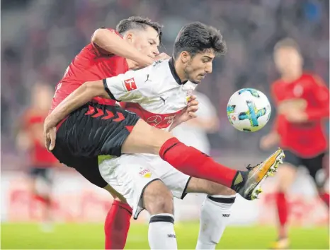  ?? FOTO: DPA ?? Gegen Freiburg Stuttgarts Bester: Berkay Özcan (rechts), hier bedrängt von Robin Koch.