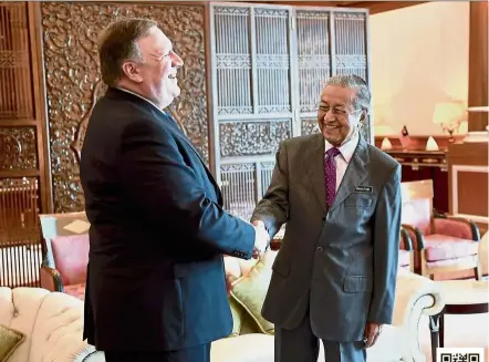  ?? — Bernama ?? Good to meet you: Dr Mahathir greeting Pompeo at the Prime Minister’s Office in Putrajaya.