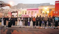  ?? | INDEPENDEN­T NEWSPAPERS ARCHIVES ?? MUSLIM men at a mass boeka (iftar) in Bo-Kaap.