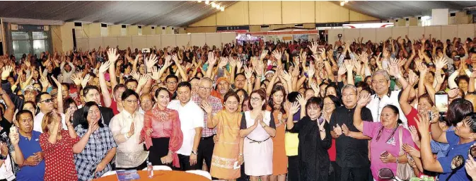  ??  ?? Ople Center president Susan Ople, OWWA Deputy Administra­tor Arnell Ignacio, Emmeline Aglipay-Villar, Public Works and Highways Secretary Mark Villar, Ramon Lopez, Sen. Cynthia Villar, Pasay City Rep. Emy Calixto-Rubiano, Camille Villar, Fr. Anton Pascual of Radio Veritas and Engr. Albert Paredes with OFWs and their families after the opening of the summit