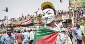  ?? — AFP ?? Sudanese protest outside the army complex in the capital Khartoum.