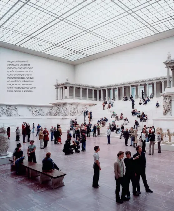  ??  ?? Pergamon Museum 1,
Berlin (2001). Una de las imágenes que han hecho que Struth sea conocido como el fotógrafo de la monumental­idad. Aunque en sus últimos trabajos sus imágenes se centren en temas más pequeños como flores, familias o animales.