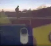  ??  ?? Il frame
Un momento del video che mostra uno dei tre ragazzi minorenni a Carpi (Modena) che dopo essersi stesi sui binari hanno lanciato diversi sassi contro un treno in arrivo